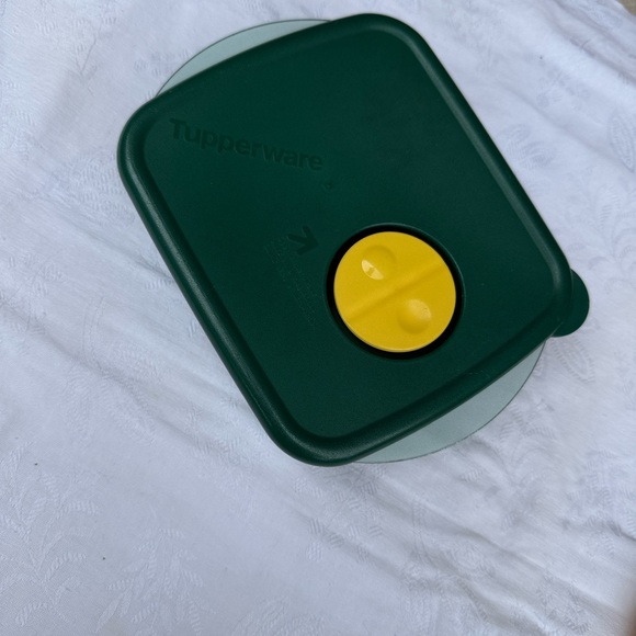 TUPPERWARE Vent ‘N Serve Containers - Picture 2 of 4